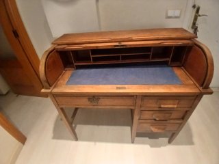 Escritorio persiana antiguo de madera maciza.