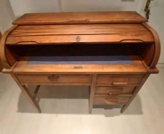 Escritorio persiana antiguo de madera maciza.
