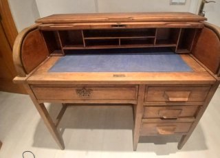 Escritorio persiana antiguo de madera maciza.