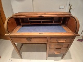 Escritorio persiana antiguo de madera maciza.