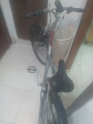 Bicicleta de montaña plateada Marca b Twin