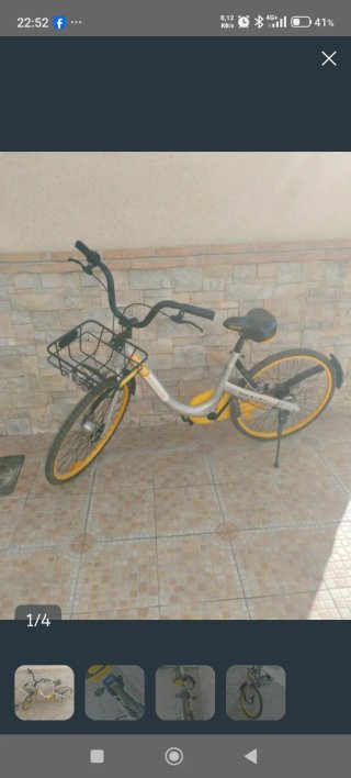 Bicicleta urbana plateada con cesta