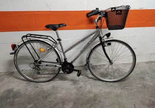 Bicicleta de paseo plata.