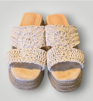 Sandalias cuña crochet beige y blanco