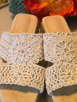 Sandalias cuña crochet beige y blanco