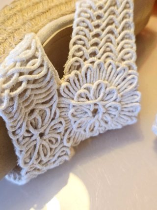 Sandalias cuña crochet beige y blanco