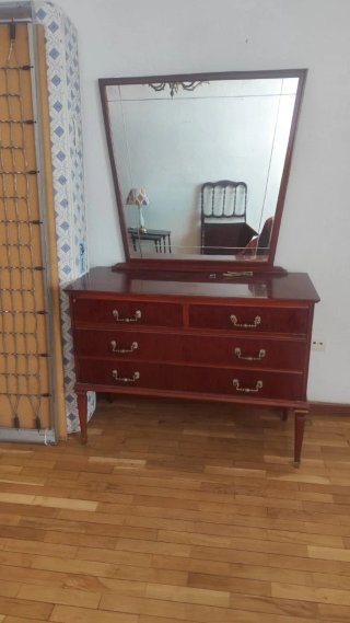 Cómoda de madera con espejo Y 2 somieres de 90 cm.