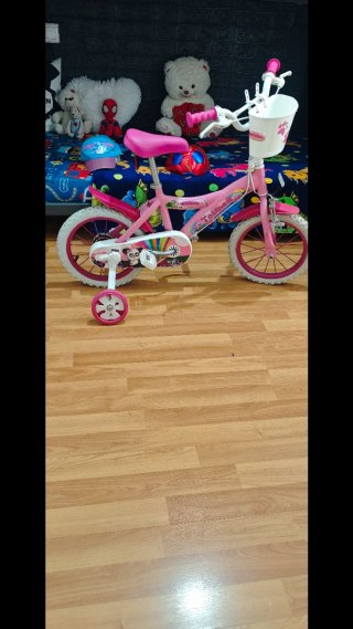 Bicicleta infantil rosa con ruedines
