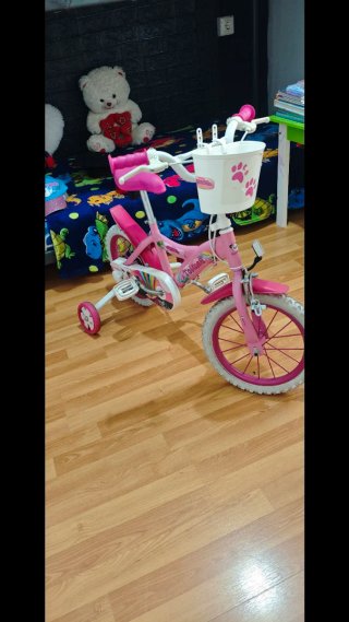 Bicicleta infantil rosa con ruedines