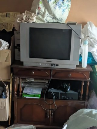 Televisor Antiguo Negro y Dorado