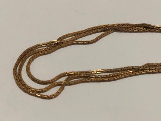 Collar dorado de cadena fina