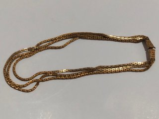 Collar dorado de cadena fina