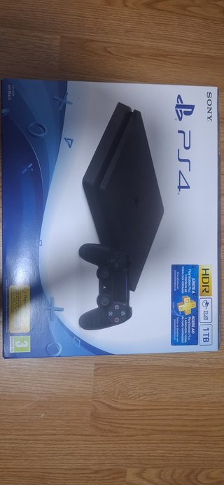 Ps4 Slim + 4 mandos