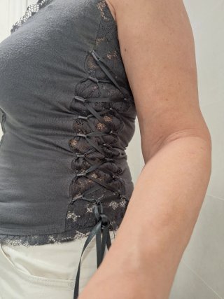 Camiseta negro gris con cordones y encaje