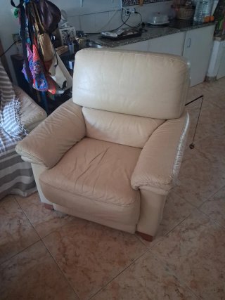 Sofá de piel beige individual, marca Granfort,
