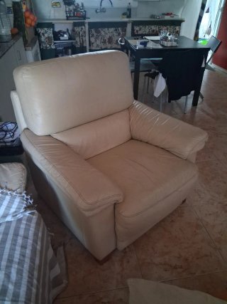 Sofá de piel beige individual, marca Granfort,