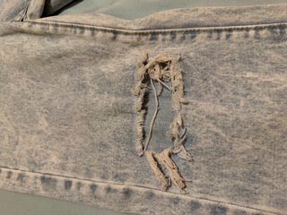 Pantalón vaquero roto