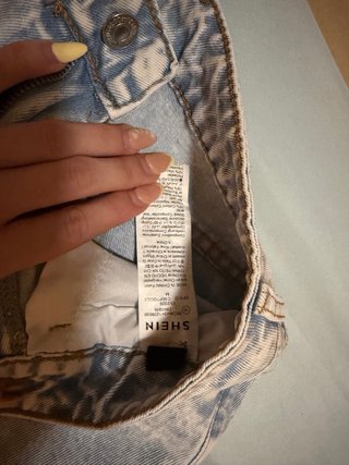 Pantalón vaquero roto