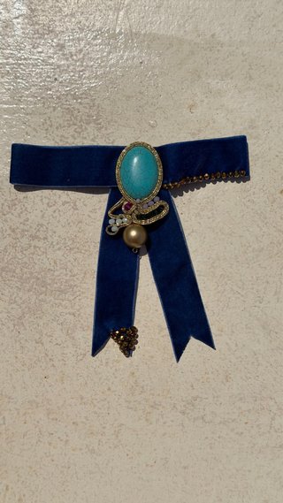 Broche azul con piedra turquesa y detalles dorados