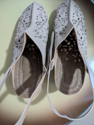 Zapatos de tacón destalonados beige con tiras
