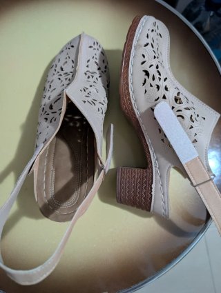 Zapatos de tacón destalonados beige con tiras