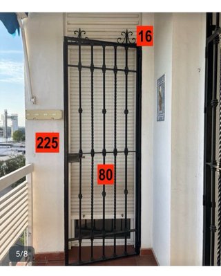 Rejas de hierro forjado, y puerta de aluminio