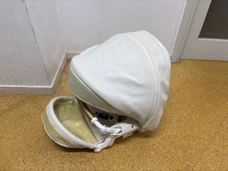 Carrito de bebé blanco y dorado