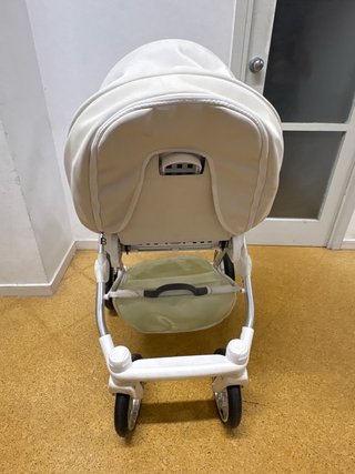Carrito de bebé blanco y dorado