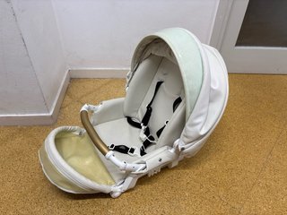 Carrito de bebé blanco y dorado