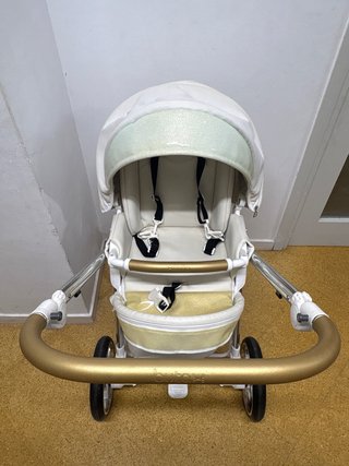 Carrito de bebé blanco y dorado