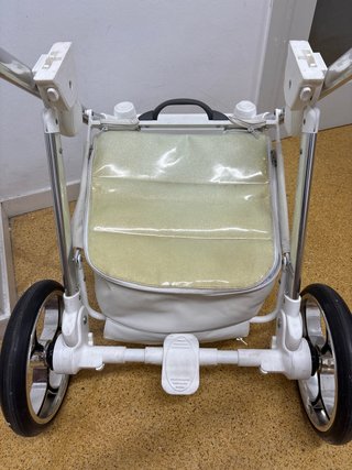 Carrito de bebé blanco y dorado