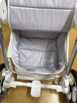 Carrito de bebé blanco y dorado