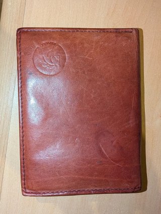 Cartera de piel marrón