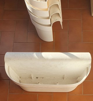 Balconiera in plastica bianca