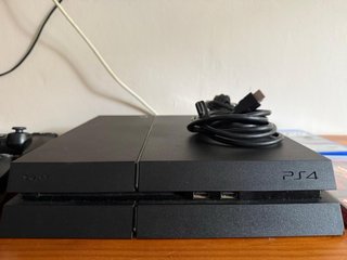 PS4 (PlayStation 4) Negra + 2 Mandos + 2 Juegos