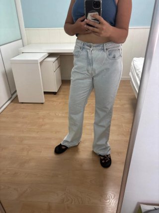 Pantalones vaqueros anchos desgastados