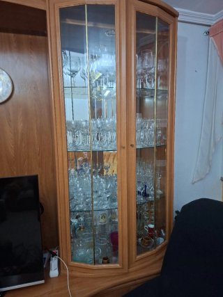 Mueble de comedor madera y cristal