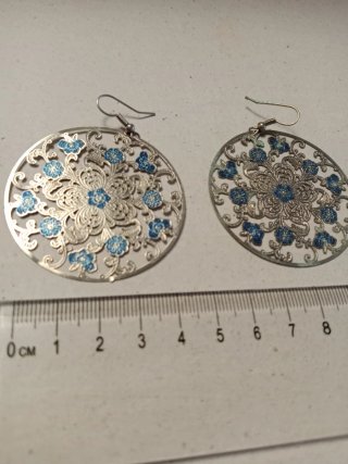 Pendientes largos plateados con flores azules