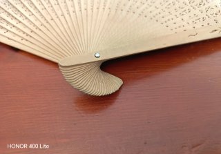 Abanico madera calada sándalo beige
