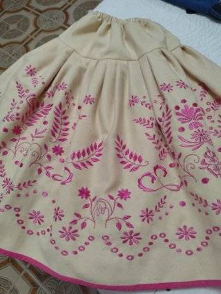 Falda regional bordada rosa y beige