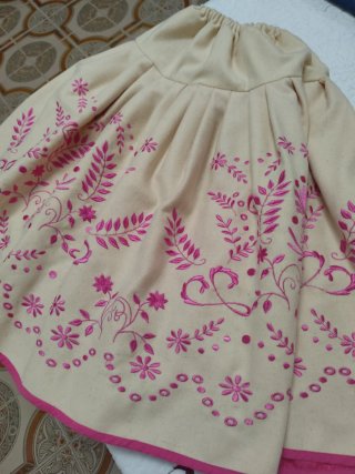 Falda regional bordada rosa y beige