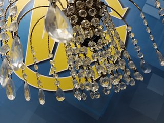 Preciosa Lampara de techo Araña, mid century, cristal de roca 18 brazos, 56 cm.