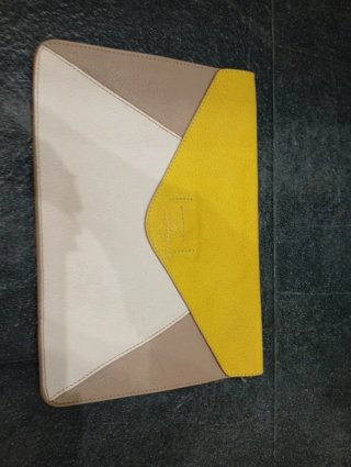 Bolso de mano beige y amarillo