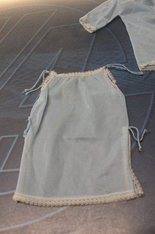 Ropa original Clania (Sirenita). Camisón y bata gasa azul.