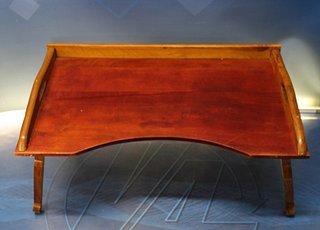 Mesa, bandeja para cama. Patas plegables. Mediados s. XX.