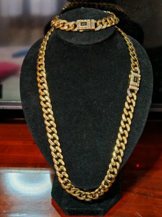 Colgante y pulsera chapado oro con incrustaciones