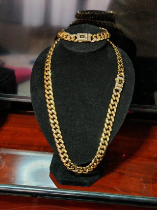 Colgante y pulsera chapado oro con incrustaciones