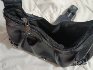 Bolso negro pequeño con hebilla
