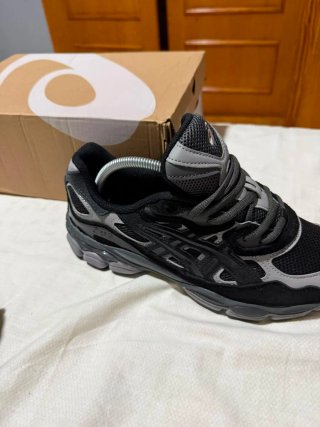 Asics Gel NYC Negras y grises talla 42