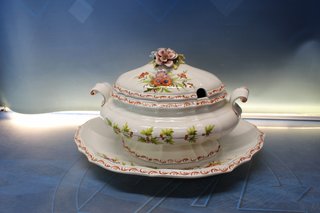 Sopera y fuente porcelana o loza Made in Italy. Pintado a mano. Vintage.